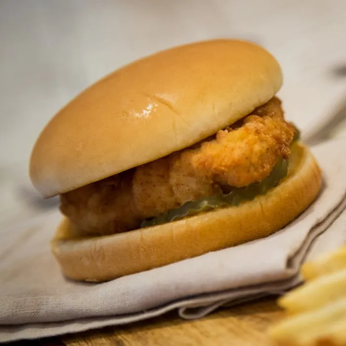 Sprø kyllingsandwich fra The Cluck Co.