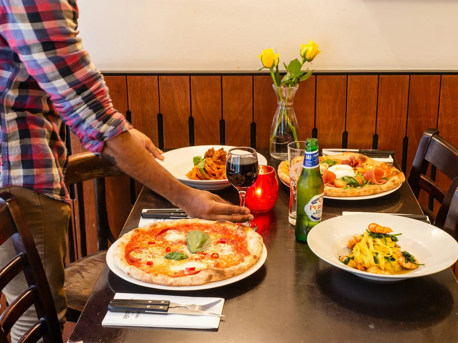 En tallerken med pizza servert på en restaurant