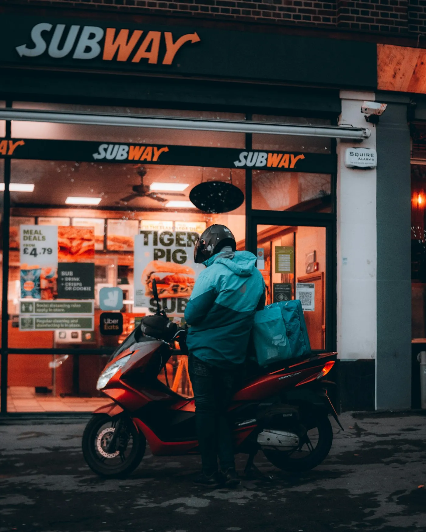 Et bud på scooter, gateportrett